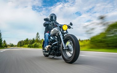Orman yolunda motosiklet sürerken. Motosiklet turunda boş bir yolda araba sürerken eğleniyorum. bireysel metniniz için kopyalama alanı.