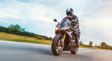 Motosiklet sürerken. Motosiklet turunda boş bir yolda araba sürerken eğleniyorum. bireysel metniniz için kopyalama alanı.