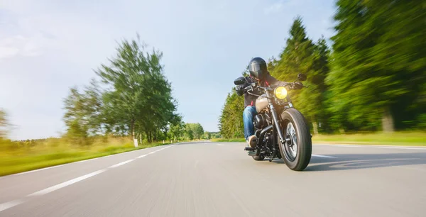 Moto Estrada Floresta Equitação Divertindo Dirigindo Estrada Vazia Uma Viagem — Fotografia de Stock