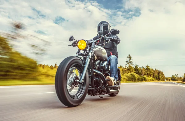 Orman yolunda motosiklet sürerken. Motosiklet turunda boş bir yolda araba sürerken eğleniyorum. bireysel metniniz için kopyalama alanı.