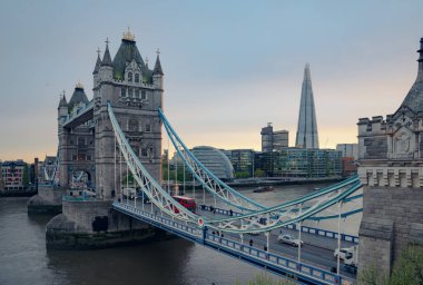 London Tower bridge adlı bir gün güneşli yaz - gündoğumu parlayan güneşe karşı açık mavi gökyüzü vurdu
