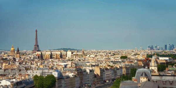 Невелика Паризька Вулиця Видом Знамениту Паризьку Вежу Сонячний День Деяким — стокове фото