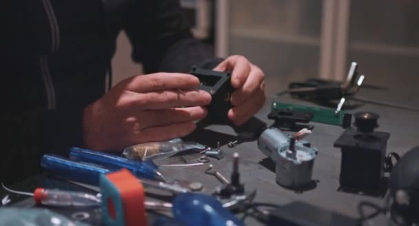 Engenheiro Fábrica Operando Cogwheel Caixa Engrenagens Desenvolver Nova Tecnologia Transmissão — Vídeo de Stock