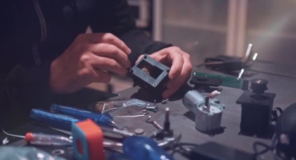 Engenheiro Fábrica Operando Cogwheel Caixa Engrenagens Desenvolver Nova Tecnologia Transmissão — Vídeo de Stock