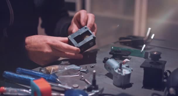 Engenheiro Fábrica Operando Cogwheel Caixa Engrenagens Desenvolver Nova Tecnologia Transmissão — Vídeo de Stock