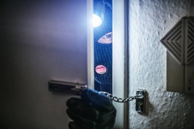 Levye hırsızlık içine bir kurbanın ev ile maskeli hırsız 