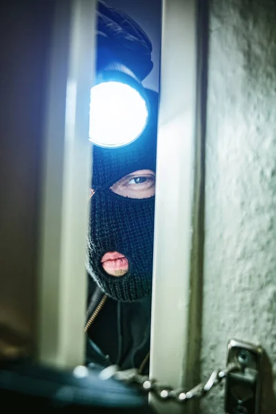Ladrón Enmascarado Con Palanca Allanamiento Entrar Casa Una Víctima — Foto de Stock