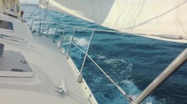 Güzel gün batımı ile açıkta Yelkenli Yat.