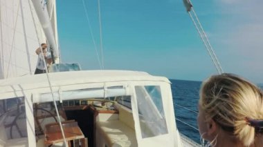 Karı koca yelken. Güzel gün batımı içinde belgili tanımlık geçmiş. Video.