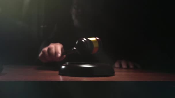 Bir Blok Mahkeme Koyu Arka Plan Ağır Çekim Dolly Vurdu — Stok video