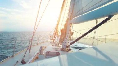 büyük Yelkenli iken onun yalnız devrialem üzerinde güneşli bir gün gün batımı içine doğrudan okyanus üzerinden seyir