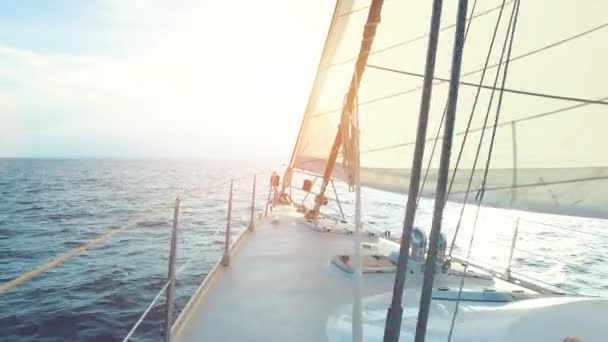 在阳光明媚的日子里 在他孤独的环行中 大型帆船在穿过海洋的同时 直接驶入日落 — 图库视频影像