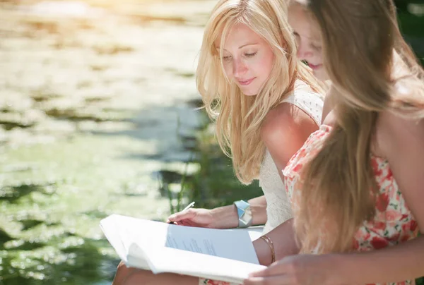 Study outdoors — Stock Photo, Image