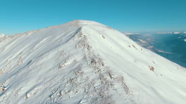 Εναέρια Ελικόπτερο Shot Ήρεμο Ορεινό Τοπίο Χιόνι Καλυμμένα Βουνοκορφές Και — Αρχείο Βίντεο