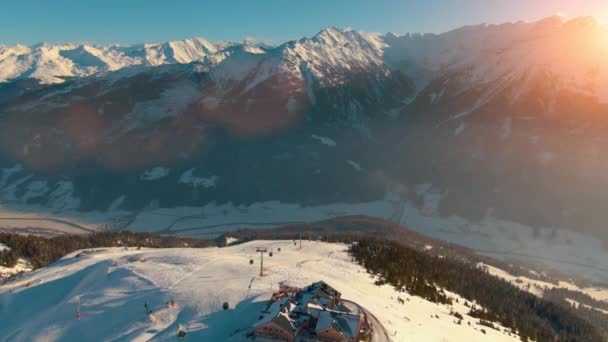 Luftaufnahme Aus Dem Hubschrauber Von Ruhiger Berglandschaft Schneebedeckten Berggipfeln Und — Stockvideo