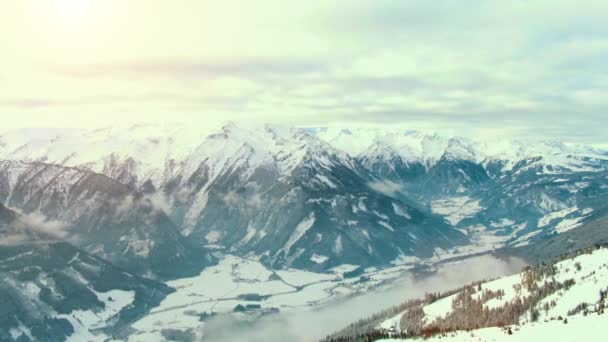 Εναέρια Ελικόπτερο Shot Ήρεμο Ορεινό Τοπίο Χιόνι Καλυμμένα Βουνοκορφές Και — Αρχείο Βίντεο