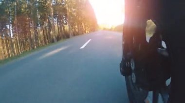 orman yol sürme modern scrambler motosiklet. bir motosiklet tur yolculuğunda boş yolda sürüş eğlenmek.