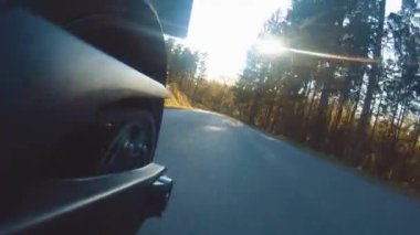 orman yol sürme modern scrambler motosiklet. bir motosiklet tur yolculuğunda boş yolda sürüş eğlenmek.