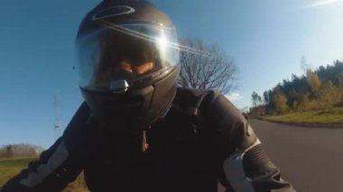 orman yol sürme modern scrambler motosiklet. bir motosiklet tur yolculuğunda boş yolda sürüş eğlenmek.