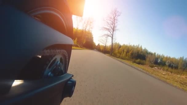 森林道路に乗って近代的なスクランブラーバイク オートバイツアーの旅に空の道路を運転する楽しみを持っている — ストック動画