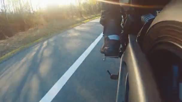 Σύγχρονη Μοτοσικλέτα Παρεμβολέα Στο Δασικό Δρόμο Ιππασίας Έχοντας Διασκέδαση Οδηγώντας — Αρχείο Βίντεο