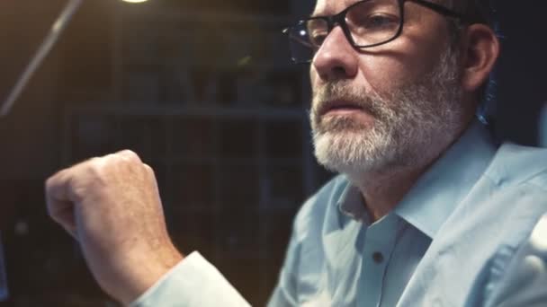 Empresario Con Gafas Trabajando Enfocado Oficina Por Noche Auténtica Toma — Vídeos de Stock