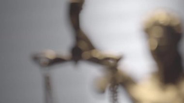 Adalet Heykeli - bayan adalet veya Iustitia Adalet Roma tanrıçası - pürüzsüz dolly izleme atış, seçici odak