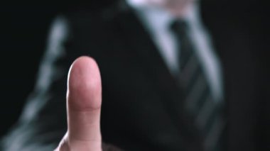 adam modern bir parmak izi tarayıcı karşı elini tutar gibi parmak izi dijital işleme. Fütüristik dijital teknoloji ve şeffaf vatandaş kavramı.