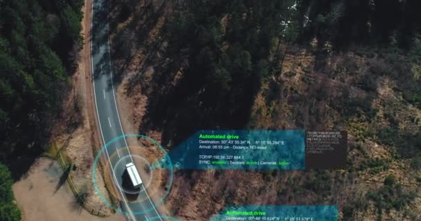 技術アシスタント追跡情報と森林高速道路を走行する自動運転トラックのヘリコプターショット 詳細を示しています 視覚効果クリップ — ストック動画