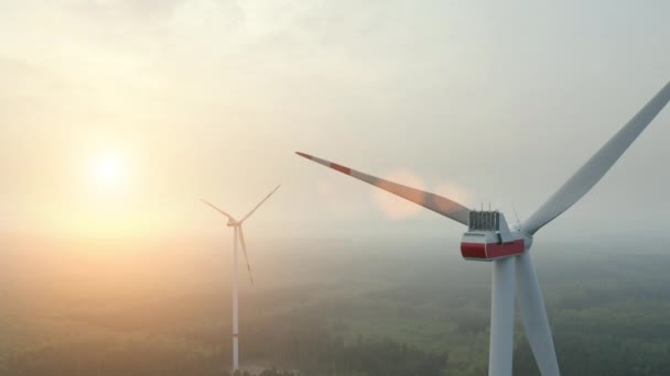 空中4K ウルトラHd 風力発電 タービン 日の出時のエネルギー生産に関する鳥の視点 クリーンで再生可能なエネルギー — ストック動画