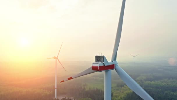 Antenne Ultra Vogelperspektive Auf Windkraft Turbine Windrad Energieproduktion Bei Sonnenaufgang — Stockvideo