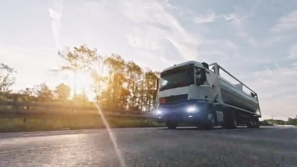 Vrachtwagen Met Brandstof Diesel Cargo Trailer Rijden Een Snelweg Witte — Stockvideo