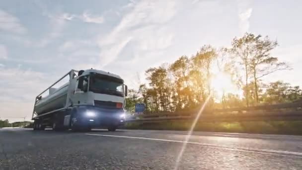 Lastbil Med Bränsle Diesel Last Trailer Körning Motorväg Vit Lastbil — Stockvideo