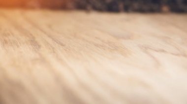 Kavrulmuş kahverengi Kahve Fasulye buhar ile. izleme çekim, yakın - süper yavaş hareket. fasulye ahşap masaya düşen