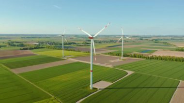 Aerial 4k / Ultra Hd - Rüzgar Enerjisi, Türbin, Yel Değirmeni, Gün doğumunda Enerji Üretimi kuş bakışı - Temiz ve Yenilenebilir Enerji 