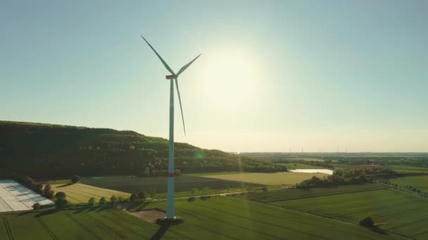 超高清 鸟瞰风力发电 涡轮机 日出能源生产 清洁和可再生能源 — 图库视频影像