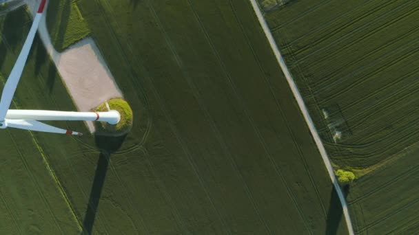 空中4K ウルトラHd 風力発電 タービン 日の出時のエネルギー生産に関する鳥の視点 クリーンで再生可能なエネルギー — ストック動画