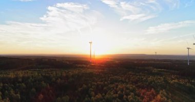 Aerial 4k / Ultra Hd - Rüzgar Enerjisi, Türbin, Yel Değirmeni, Gün doğumunda Enerji Üretimi kuş bakışı - Temiz ve Yenilenebilir Enerji 