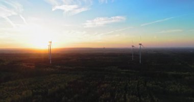 Aerial 4k / Ultra Hd - Rüzgar Enerjisi, Türbin, Yel Değirmeni, Gün doğumunda Enerji Üretimi kuş bakışı - Temiz ve Yenilenebilir Enerji 