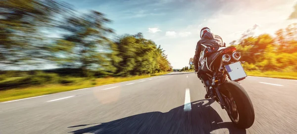 Motocicletă pe șosea de mare viteză. Distracție de echitație e — Fotografie, imagine de stoc