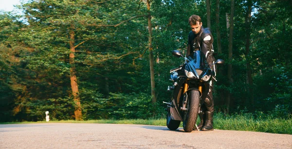 Motorrad unterwegs. Spaß haben auf der leeren Straße — Stockfoto