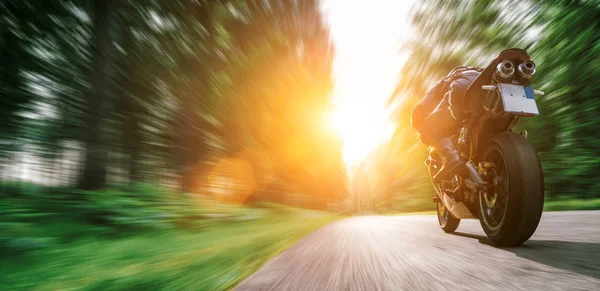 Motorrad unterwegs. Spaß haben auf der leeren Straße — Stockfoto