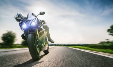Motosiklet binme yolda. Boş yol o sürme eğleniyor