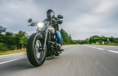 Motosiklet binme yolda. Boş yol o sürme eğleniyor