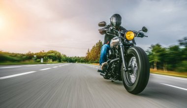 Motosiklet binme yolda. Boş yol o sürme eğleniyor