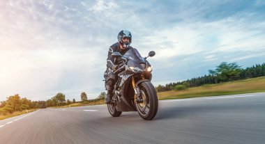 Motosiklet binme yolda. Boş yol o sürme eğleniyor