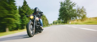 Motosiklet binme yolda. Boş yol o sürme eğleniyor
