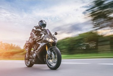 Motosiklet binme yolda. Boş yol o sürme eğleniyor