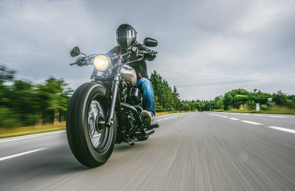 Moto en la carretera. divertirse montando el camino vacío o — Foto de Stock