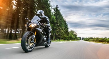 Motosiklet binme yolda. Boş yol o sürme eğleniyor